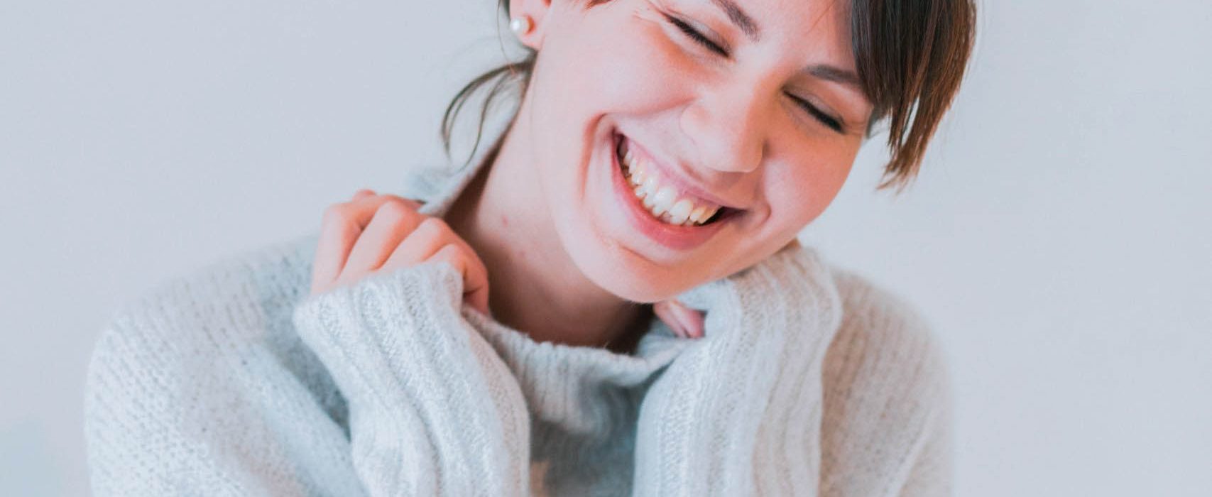 lachende Frau nach Prophylaxe bei Pakravan Zahnärzte