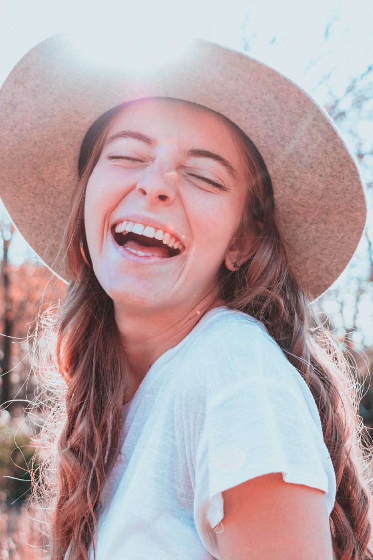 lachende Frau nach Prophylaxe bei Zahnpraxis Pakravan