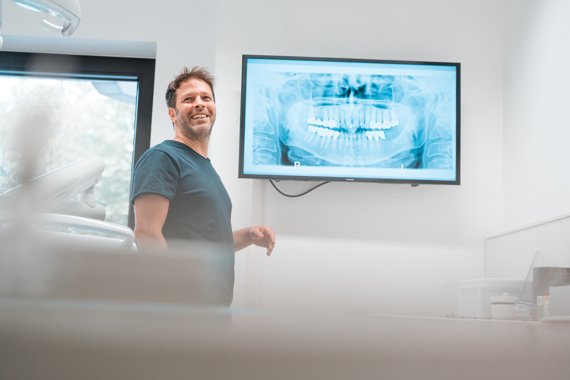 Zahnarzt erklärt dem Patienten die Röntgenaufnahme