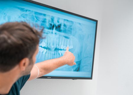Zahnarzt Nima Pakravan zeigt Röntgenbild