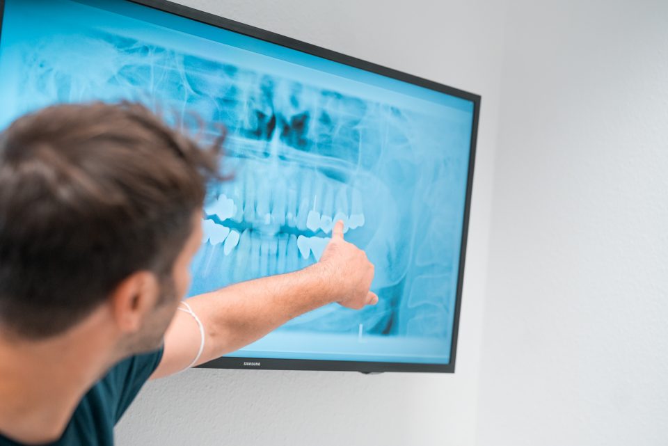 Zahnarzt Nima Pakravan zeigt Röntgenbild